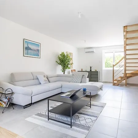 Διαμέρισμα -appt Lumineux & Calme - Vulcania A 10 Min *